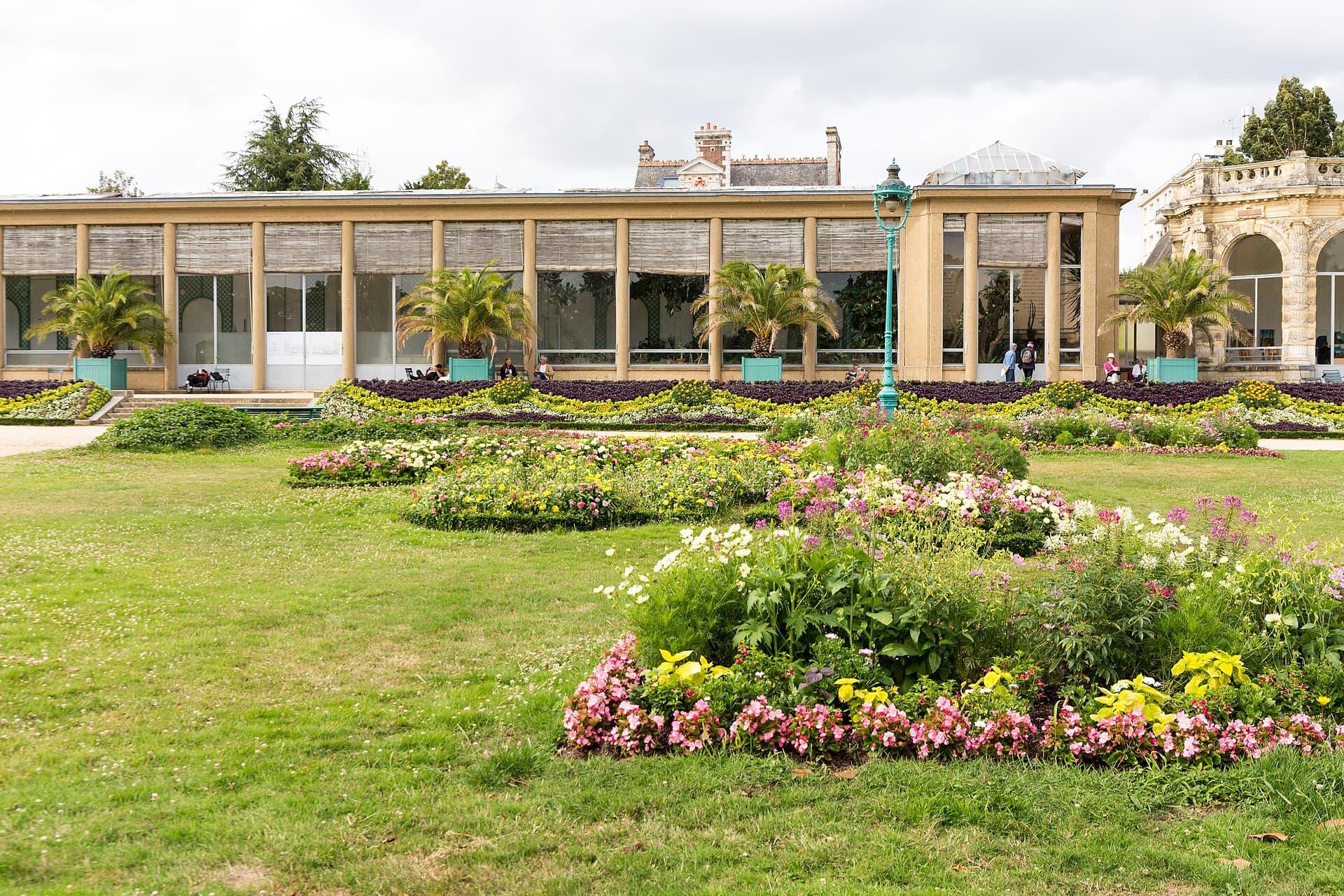 Parterres fleuris devant l'orangerie du parc du Thabor à Rennes